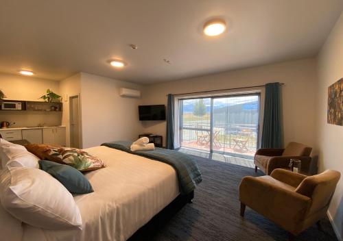 トワイゼルにあるSky Suites - Lake Pukaki, Mount Cookのベッドルーム(大型ベッド1台、大きな窓付)