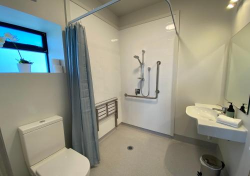 Sky Suites - Lake Pukaki, Mount Cook tesisinde bir banyo