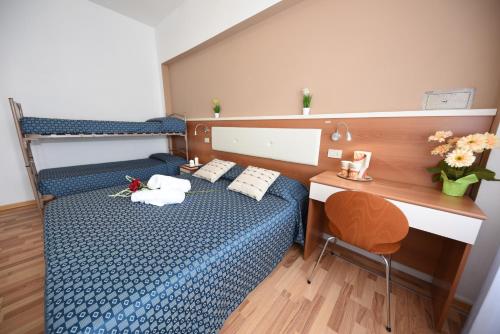 Postel nebo postele na pokoji v ubytování Miramare Inn Hotel