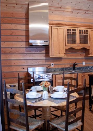 Η κουζίνα ή μικρή κουζίνα στο Denali Wild Stay - Redfox Cabin, Free Wifi, private, sleep 6