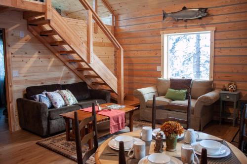אזור ישיבה ב-Denali Wild Stay - Redfox Cabin, Free Wifi, private, sleep 6