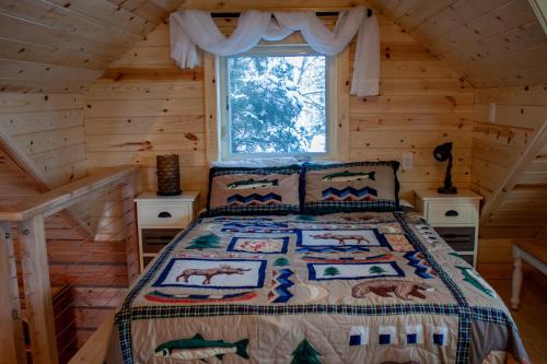 een slaapkamer met een bed in een blokhut bij Denali Wild Stay - Redfox Cabin, Free Wifi, private, sleep 6 in Healy