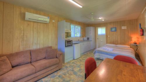 Η κουζίνα ή μικρή κουζίνα στο Flying Fish Point Tourist Park