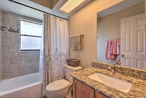 Ένα μπάνιο στο Sunny Florida Escape with Patio Near Disney World!