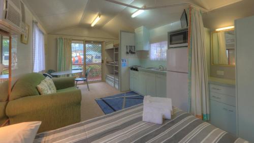 Η κουζίνα ή μικρή κουζίνα στο Flying Fish Point Tourist Park