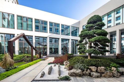Κήπος έξω από το Crowne Plaza Wuzhen by IHG