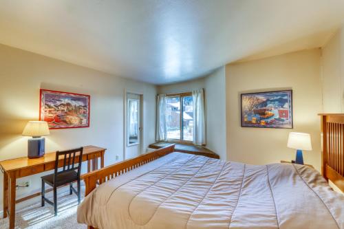 una camera da letto con un letto, una scrivania e un tavolo di Wild Irishman 1080 a Dillon