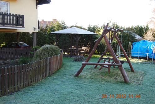 a swing set in the yard of a house at Zajazd i Restauracja "Myśliwskie Zacisze" in Nikielkowo