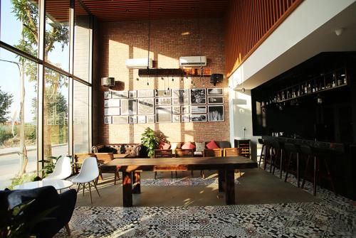 Khu vực lounge/bar tại KingSales Hotel