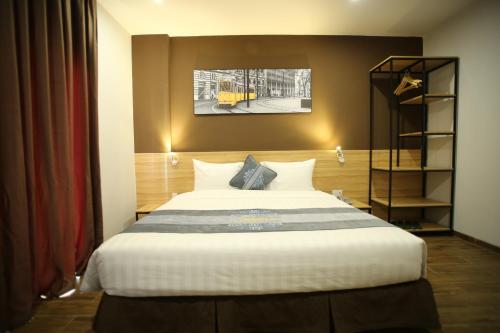 a bedroom with a large bed in a room at KingSales Hotel in Thanh Hóa