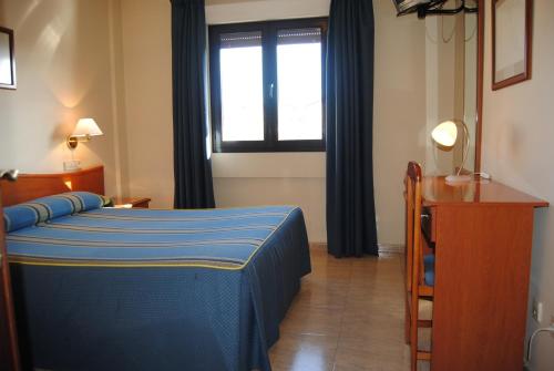 A bed or beds in a room at Hostal El Mirador