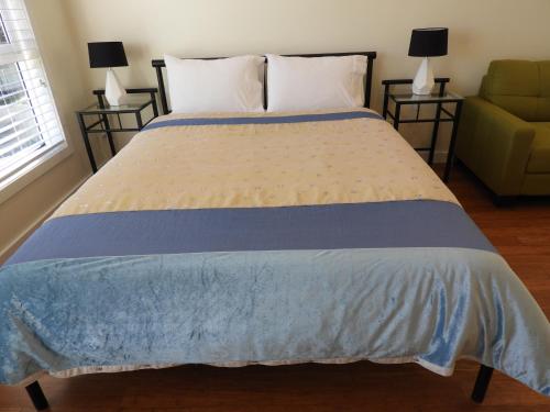 1 dormitorio con cama, sofá y ventana en Guesthouse with Pool & BBQ - 10 kms from CBD, en Sídney