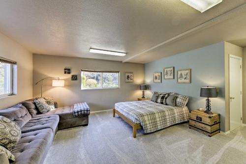 Гостиная зона в Riverfront Crescent City Home, 8 Mi to Beach!