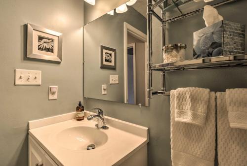 Ένα μπάνιο στο Condo with Sunroom, Near Downtown Hendersonville!