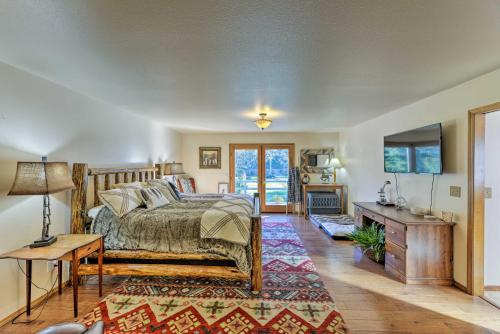 um quarto com uma cama, uma mesa e uma televisão em Riverfront Crescent City Home, 8 Mi to Beach! em Smith River