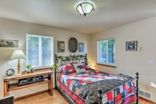 Кровать или кровати в номере Riverfront Crescent City Home, 8 Mi to Beach!