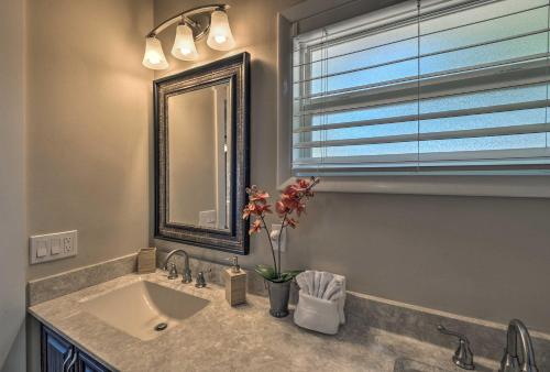 La salle de bains est pourvue d'un lavabo et d'un miroir. dans l'établissement Canal-Front Siesta Key Home Heated Pool and Privacy, à Siesta Key