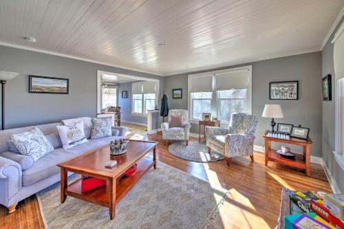 
A seating area at Cozy Augusta Home with Porch-Walk to Katy Trail
