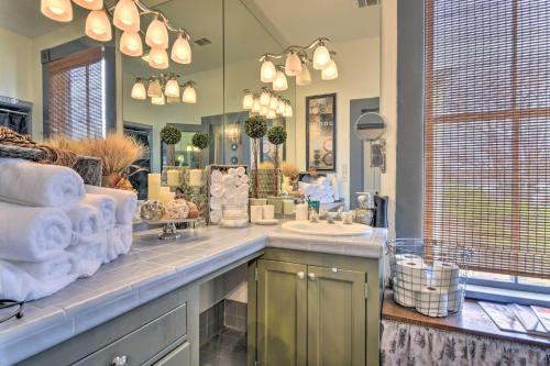 een badkamer met een wastafel en een grote spiegel bij Vicksburg Home with 3 Porches, Walk to Downtown in Vicksburg