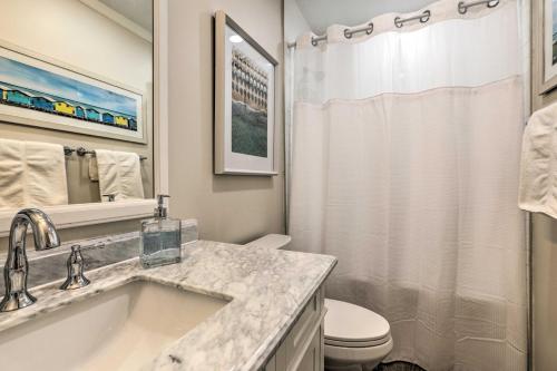 Ένα μπάνιο στο Walk to Beach Home in Galveston!