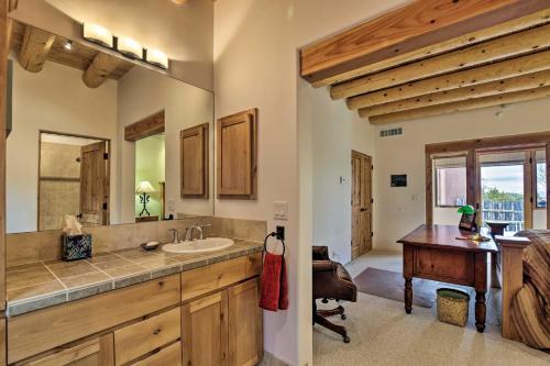 Ванная комната в Adobe-Style Home with Views Less Than 5 Mi to Santa Fe Plaza