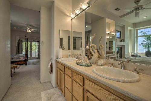 ein Badezimmer mit zwei Waschbecken und einem großen Spiegel in der Unterkunft El Cajon Home with Pool, Grill Station and Decks in El Cajon