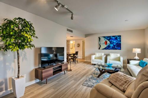 Televisyen dan/atau pusat hiburan di 3 Mi to ASU Tempe Getaway with Heated Pool