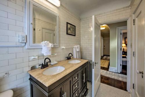 雷丁1 Mi to Reading Pagoda Cozy Apt with Patio Access!的带两个水槽和一面镜子的浴室