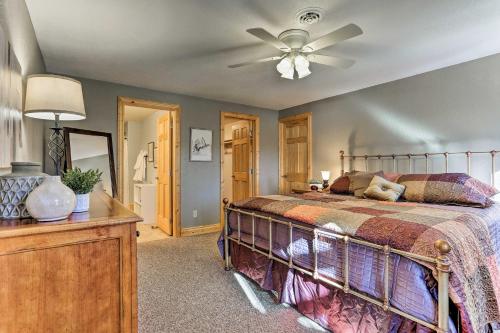 Tempat tidur dalam kamar di Cabin with Deck and Fire Pit, 9 Mi to Mt Rushmore!