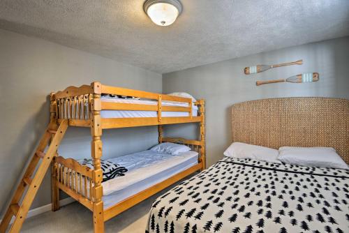 - une chambre avec deux lits superposés et un lit dans l'établissement Waterfront Pocono Lake Home with Private Dock!, à Pocono Lake