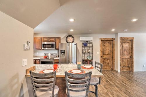 Kuchyň nebo kuchyňský kout v ubytování Creekside Apartment in Kalispell on 5 Acres