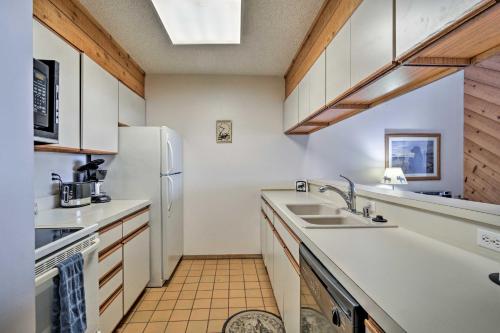 Η κουζίνα ή μικρή κουζίνα στο Bellaire Townhome on Summit Mtn with 2 Balconies!