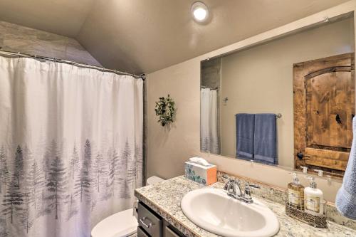 Koupelna v ubytování Creekside Apartment in Kalispell on 5 Acres