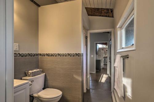 Salle de bains dans l'établissement Renovated and Cozy Cottage on Cayuga Lake Wine Trail