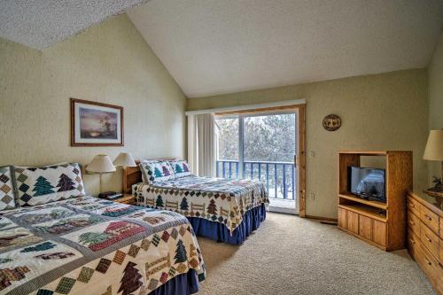 Un pat sau paturi într-o cameră la Townhome on Summit Mtn - Skiers Dream!