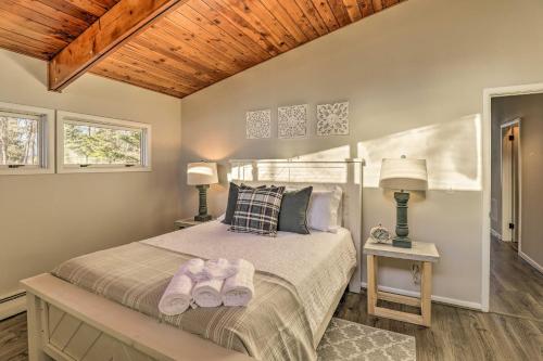 Un ou plusieurs lits dans un hébergement de l'établissement Renovated and Cozy Cottage on Cayuga Lake Wine Trail