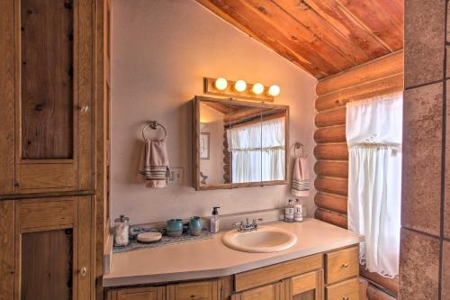 uma casa de banho com um lavatório e um espelho em Walk to Lava Hot Springs Pools from Cozy Cabin! em Lava Hot Springs