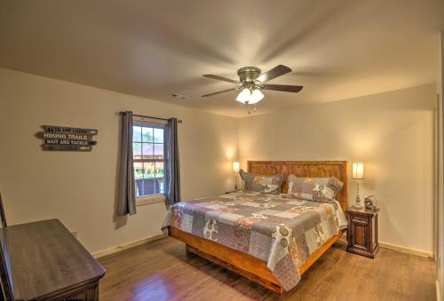 - une chambre avec un lit et un ventilateur de plafond dans l'établissement Waterfront Cabin with Hot Tub on Tuckasegee River!, à Bryson City