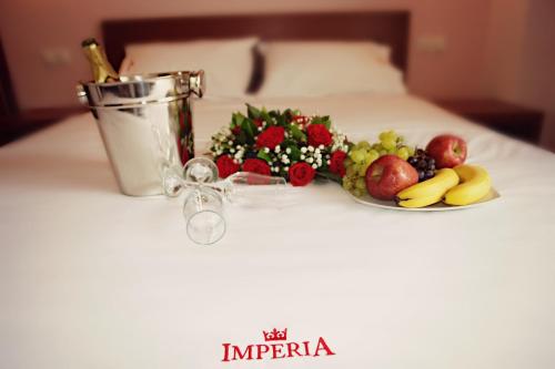 パラリア・カテリニスにあるImperia Presidentのベッドの上に飾られた果物