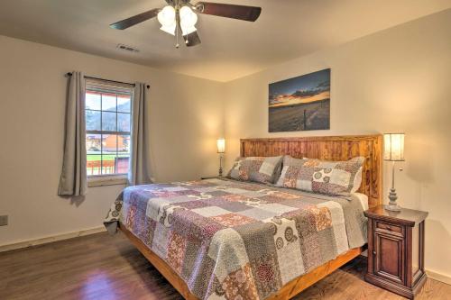 Tempat tidur dalam kamar di Cozy Smoky Mountain Cabin by Tuckasegee River!