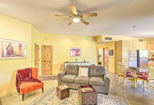 Ruang duduk di Tucson Home with Patio - Near Outdoor Adventure