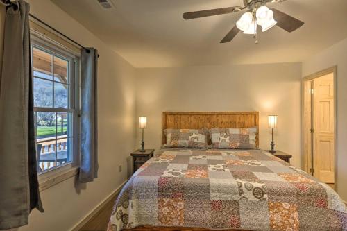 En eller flere senge i et værelse på Newly Built Smoky Mountain Cabin Near Bryson City!