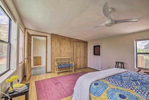 - une chambre avec un lit et un ventilateur de plafond dans l'établissement Peaceful Rowe Home with Pecos Natl Park Views!, à Rowe