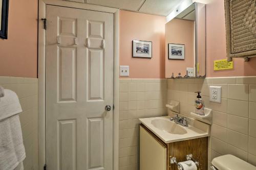 Koupelna v ubytování Coastal Condo with Pool, 1 Block to Wildwood Beach!