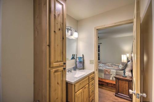 un baño con lavabo y espejo en Fire Pit Cozy Bryson City Cabin on Tuck River, en Bryson City