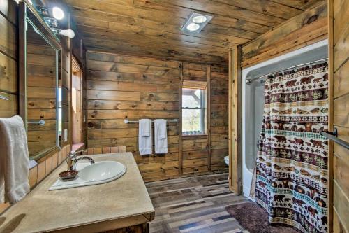 Et badeværelse på Broken Bow Mountaintop Home with Hot Tub!