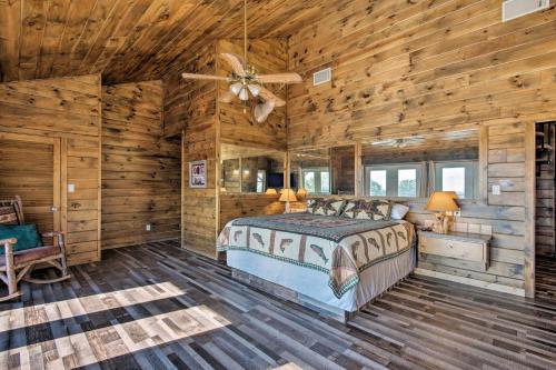 En eller flere senge i et værelse på Broken Bow Mountaintop Home with Hot Tub!