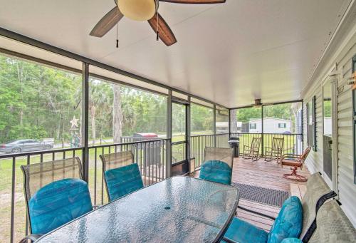Μπαλκόνι ή βεράντα στο Less Than 2 Mi to River Home with Fire Pit in Homosassa