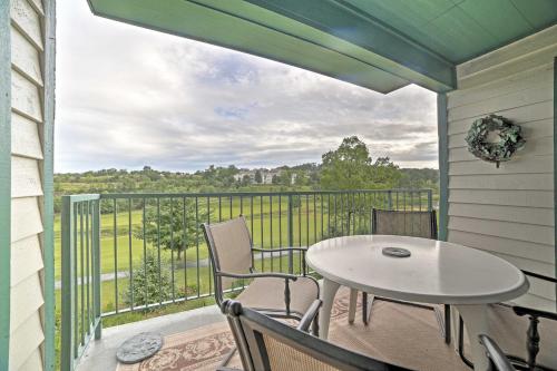 Μπαλκόνι ή βεράντα στο Less Than 1 Mi to Branson Strip Condo on Golf Course!