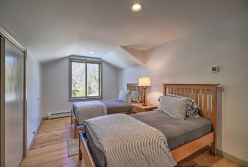普拉茨堡Plattsburgh Home with Deck on Lake Champlain的有两张床和一扇窗户的卧室